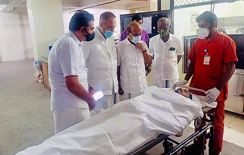 മൻസൂറിന്റെ മൃതശരീരം ആശുപത്രിയിൽ എത്തിച്ചപ്പോൾ പികെ കുഞ്ഞാലിക്കുട്ടിയും ലീഗ് നേതാക്കളും സമീപം