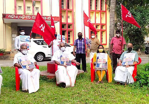 സിപിഐ സംസ്ഥാന സമിതി ഓഫീസിന് മുന്നിലെ പ്രതിഷേധം