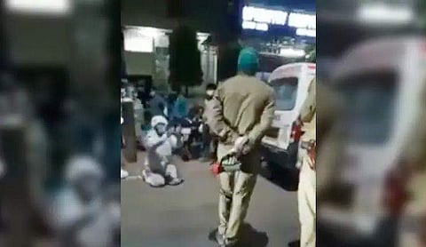 പൊലീസുകാരോട് പിപിഇ കിറ്റ് ധരിച്ച് യാചിക്കുന്ന മകന് വീഡിയോ ദൃശ്യം