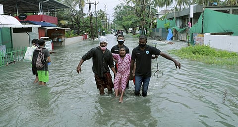കൊച്ചിയില് വീടുകളില് വെള്ളം കയറിയവരെ ക്യാമ്പുകളിലേക്ക് മാറ്റുന്നു/ ചിത്രം: പിടിഐ