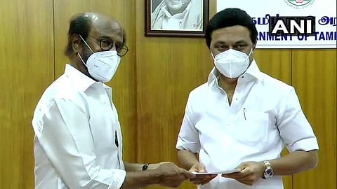 ദുരിതാശ്വാസ നിധിയിലേക്കുള്ള സംഭാവന സ്റ്റാലിന് രജനികാന്ത് കൈമാറുമ്പോള്, എഎന്ഐ