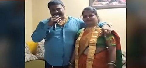മുട്ടു വരെ നീളമുള്ള നെക്ലേസ് അണിഞ്ഞ് സ്ത്രീ, ടെലിവിഷന് ചിത്രം