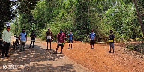 മാവിന മാനേ ഗ്രാമാതിര്ത്തിയില് കാവല് നില്ക്കുന്ന കര്മ സേന അംഗങ്ങള്/എക്സ്പ്രസ്