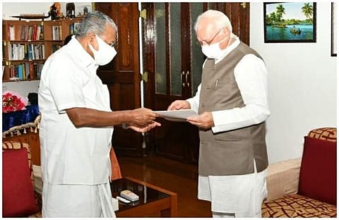 ിണറായി വിജയന് ഗവര്ണര്ക്ക് രാജിക്കത്ത് നല്കുന്നു/ ഫെയ്സ്ബുക്ക്