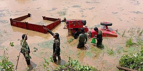 അപകട സ്ഥലത്ത് രക്ഷാപ്രവര്ത്തനം നടത്തുന്ന സൈനികര്/എക്സ്പ്രസ് ഫോട്ടോ