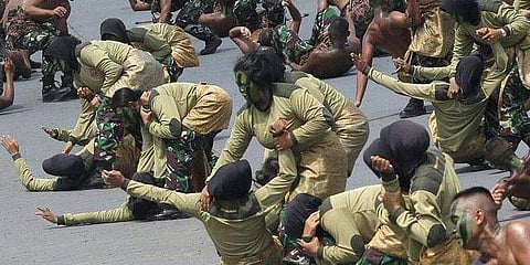 ഇന്തോനേഷ്യന് ആര്മിയുടെ വാര്ഷിക ദിനത്തില് വനിതാ സൈനികര് ആയോധന കലയിലെ പ്രാവീണ്യം പ്രദര്ശിപ്പിക്കുമ്പോള്, എപി ചിത്രം