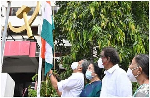 എകെജി സെന്ററിന് മുന്നില് സിപിഎം സംസ്ഥാന സെക്രട്ടറി എ വിജയരാഘവന് പതാക ഉയര്ത്തുന്നു