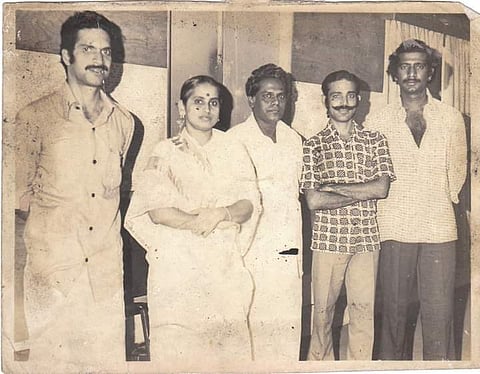 ദേവരാജൻ, മാധുരി, ടിജി രവി, ജികെ പള്ളത്ത് എന്നിവർക്കൊപ്പം ഗോപാലകൃഷ്ണൻ (ഇടത്ത്)