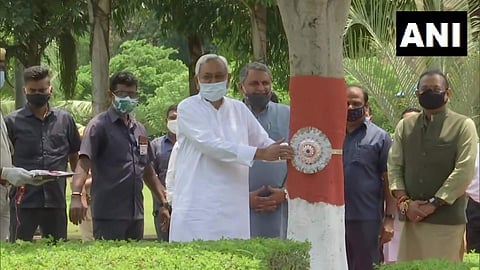 മുഖ്യമന്ത്രി നിതീഷ് കുമാര് മരത്തില് രാഖി കെട്ടുന്നു