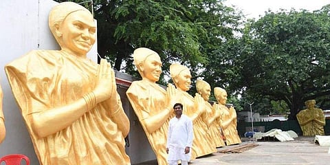 ഉത്തര്പ്രദേശില് നിര്മ്മിച്ച ഫൂലന്ദേവിയുടെ പ്രതിമകള്