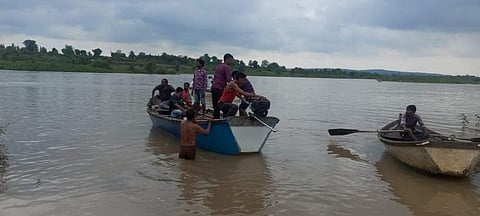 വര്ധ നദിയില് കാണാതായവര്ക്ക് വേണ്ടിയുള്ള രക്ഷാപ്രവര്ത്തനം, എഎന്ഐ