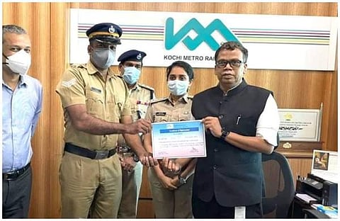 കെഎംആര്എല് പങ്കുവച്ച ബെഹ്റ സീനിയര് സിവില് പോലീസ് ഓഫീസറെ അഭിനന്ദിക്കുന്നതിന്റെ ചിത്രം
