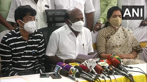 തമിഴ്നാട് ആരോഗ്യമന്ത്രി മാ സുബ്രഹ്മണ്യന് മാധ്യമങ്ങളോടു സംസാരിക്കുന്നു/എഎന്ഐ