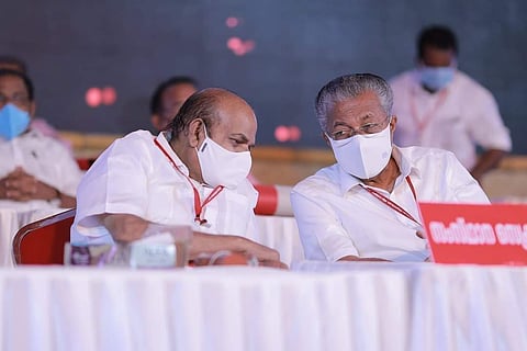 സിപിഎം സമ്മേളന വേദിയില് പിണറായി വിജയനും കോടിയേരി ബാലകൃഷ്ണനും/ ഫെയ്സ്ബുക്ക്