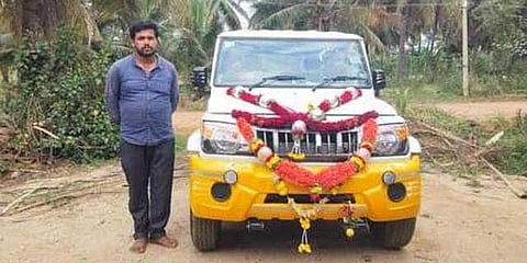 പുത്തൻ ബൊലെറോക്കൊപ്പം കെംപഗൗഡ/ ഫോട്ടോ: എക്സ്പ്രസ്