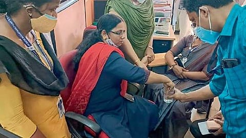 കൈക്കൂലി വാങ്ങുന്നതിനിടെ പിടിയിലായ എല്സി
