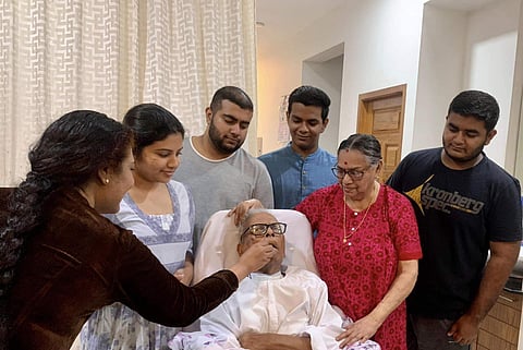 വിഎസ് അച്യുതാനന്ദന്റെ 99ാം ജന്മദിനാഘോഷം/ മകന് അരുണ് കുമാര് സാമൂഹികമാധ്യമത്തില് പങ്കുവച്ചത്