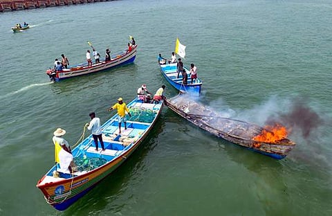 സമരത്തിന്റെ നൂറാം ദിവസത്തില് മത്സ്യത്തൊഴിലാളികള് വിഴിഞ്ഞത്തു നടത്തിയ പ്രതിഷേധത്തിനിടെ വള്ളങ്ങള്ക്കു തീവച്ചപ്പോള്/പിടിഐ