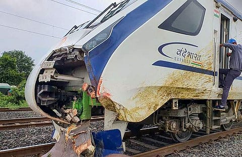 വന്ദേഭാരത് എക്സ്പ്രസിന്റെ നോസ് കവര് തകര്ന്ന നിലയില്/പിടിഐ