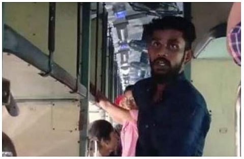 ട്രെയിന് യാത്രക്കാര് പകര്ത്തിയ വീഡിയോയില് നിന്ന്