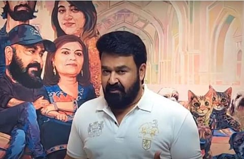 സുരേഷ് ബാബു വരച്ച ചിത്രത്തിനരികെ മോഹൻലാൽ/ വിഡിയോ സ്ക്രീൻഷോട്ട്