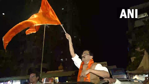 ജയിലിന് പുറത്തിറങ്ങിയ സഞ്ജയ് റാവത്ത് പ്രവര്ത്തകരെ അഭിവാദ്യം ചെയ്യുന്നു