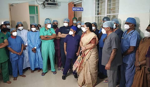 കോട്ടയം മെഡിക്കല് കോളജില് മന്ത്രി വീണാ ജോര്ജ് ആരോഗ്യപ്രവര്ത്തകര്ക്കൊപ്പം