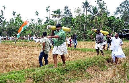 ഉദ്യോഗസ്ഥർ സ്ഥാപിച്ച സർവേക്കല്ലുകൾ സമരക്കാർ പിഴുതെറിയുന്നു/ ഫയൽ