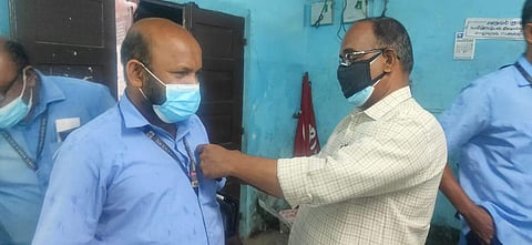 ശമ്പളം വൈകുന്നതില് എഐടിയുസി യൂണിയന് അംഗങ്ങള് കറുത്ത ബാഡ്ജ് ധരിച്ച് പ്രതിഷേധിക്കുന്നു
