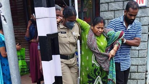 മീരയെ ആശുപത്രിയിലേക്ക് മാറ്റുന്നു