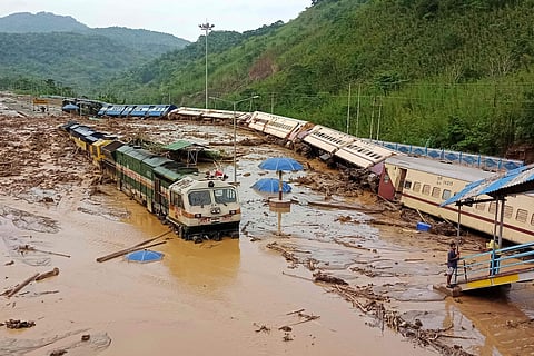 അസമില് പ്രളയത്തില് റെയില്വേ സ്റ്റേഷന്/എഎഫ്പി