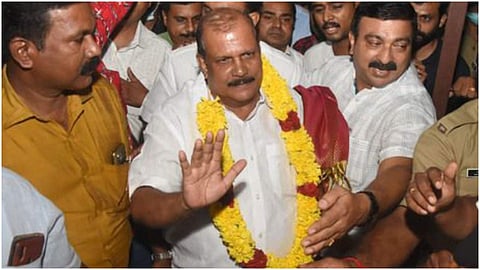 ജയില്മോചിതനായ പി സി ജോര്ജിനെ പാര്ട്ടി പ്രവര്ത്തകര് സ്വീകരിക്കുന്നു/ ന്യൂ ഇന്ഡ്യന് എക്സ്പ്രസ് ചിത്രം