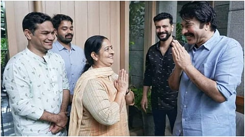 മമ്മൂട്ടിയോട് ഉമതോമസ് വോട്ടഭ്യര്ത്ഥിക്കുന്നു