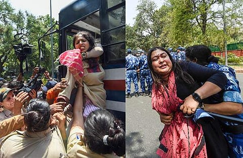 എഐസിസി ആസ്ഥാനത്തിനു പുറത്ത് മഹിളാ കോണ്ഗ്രസ് പ്രവര്ത്തകരെ പൊലീസ് ബലം പ്രയോഗിച്ചു നീക്കുന്നു/പിടിഐ