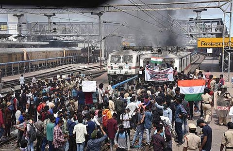 തെലങ്കാനയിലെ സെക്കന്തരാബാദ് സ്റ്റേഷനില് പ്രതിഷേധക്കാര് ട്രാക്കില് ഇറങ്ങിയപ്പോള്/പിടിഐ