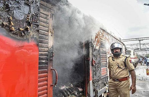 സെക്കന്തരാബാദില് പ്രതിഷേധക്കാര് തീവച്ച ട്രെയിന്/പിടിഐ
