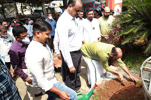 ലോക പരിസ്ഥിതി ദിനത്തില് വൃക്ഷതൈ നടുന്ന മന്ത്രി പി രാജീവ്