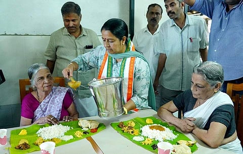 ഭക്ഷണം വിളമ്പുന്ന ഉമാ തോമസ്