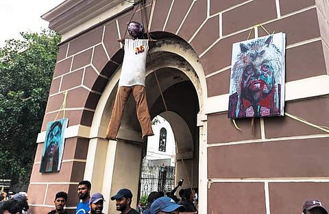ശ്രീലങ്കയില് പ്രക്ഷോഭക്കാര് പ്രസിഡന്റ് ഗോതബായ രജപക്സെയുടെ കോലം തൂക്കിലേറ്റുന്നു/എഎഫ്പി