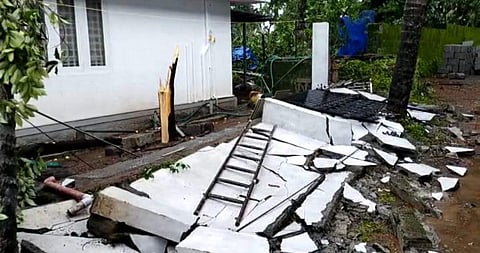 ചുഴലിക്കാറ്റില് തകര്ന്ന വീട്