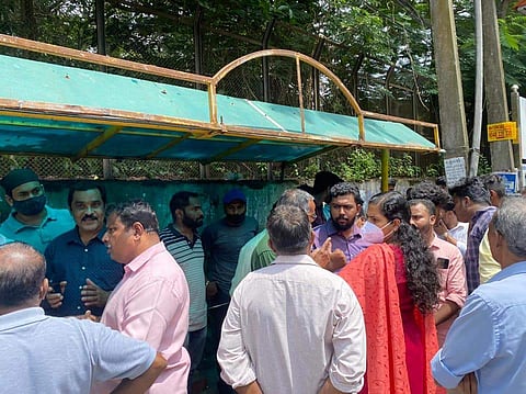 ആര്യാ രാജേന്ദ്രന് ബസ് ഷെല്റ്റര് സന്ദര്ശിക്കുന്നു/ഫെയ്സ്ബുക്ക്