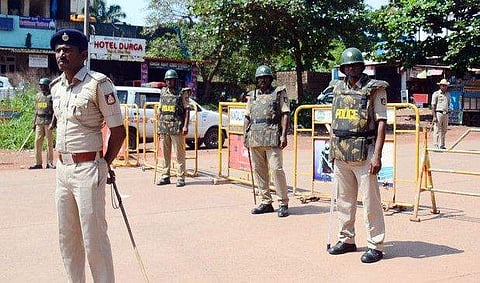 സുള്ള്യ കൊലപാതകം: തലശ്ശേരിയില് റെയ്ഡ്; മംഗലൂരുവില് അഞ്ച് താലൂക്കുകളില് നിരോധനാജ്ഞ നീട്ടി; കടകള് ആറുമണി വരെ മാത്രം