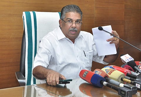 സജി ചെറിയാന് രാജി പ്രഖ്യാപിച്ചുകൊണ്ട് വാര്ത്താ സമ്മേളനം നടത്തുന്നു/ബിപി ദീപു