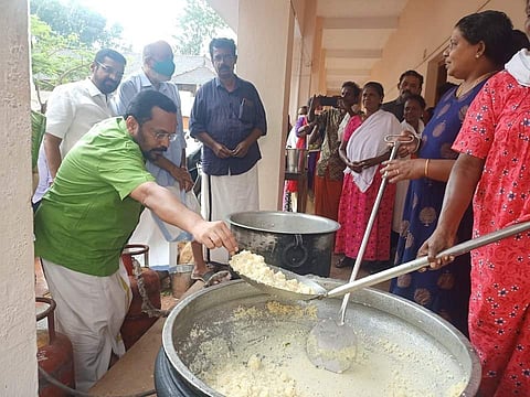 പത്തനംതിട്ട ജില്ലയിലെ തിരുവല്ലയില് ആരംഭിച്ച ദുരിതാശ്വാസ ക്യാമ്പ് മന്ത്രി സന്ദര്ശിക്കുന്നു