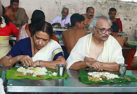 ഭക്തര്ക്കൊപ്പം ഗുരുവായൂരില് പ്രസാദ ഊട്ട് കഴിക്കുന്ന എം മുകുന്ദന്