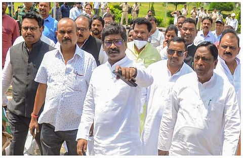 ഹേമന്ത് സോറനും എംഎല്എമാരും വിശ്വാസ വോട്ടെടുപ്പിന് എത്തുന്നു/പിടിഐ
