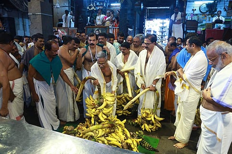 ഗുരുവായൂര് ക്ഷേത്രത്തിലെ കാഴ്ചക്കുല സമര്പ്പണം