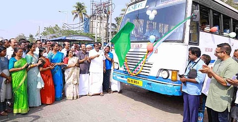 വൈപ്പിനില്നിന്നുള്ള കെഎസ്ആര്ടിസി ബസ് മന്ത്രി ആന്റണി രാജു ഫ്ലാഗ് ഓഫ് ചെയ്യുന്നു/പിആര്ഡി