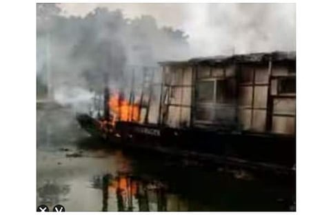 തീപിടിച്ച ഹൗസ്ബോട്ട്/വീഡിയോസ്ക്രീന്ഷോട്ട്