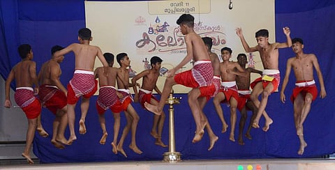 ഹൈസ്കൂള് വിഭാഗം പൂരക്കളിയില് നിന്ന്
